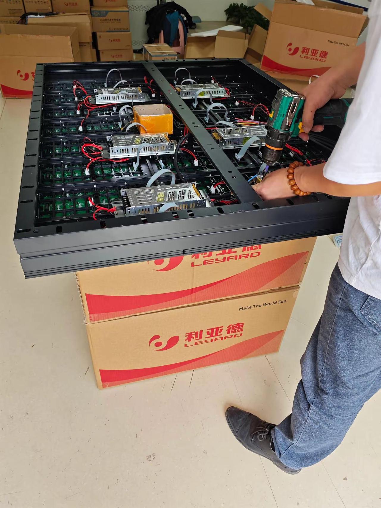 LED显示屏打工人。LED显示屏箱体制作安装中LED显示屏
