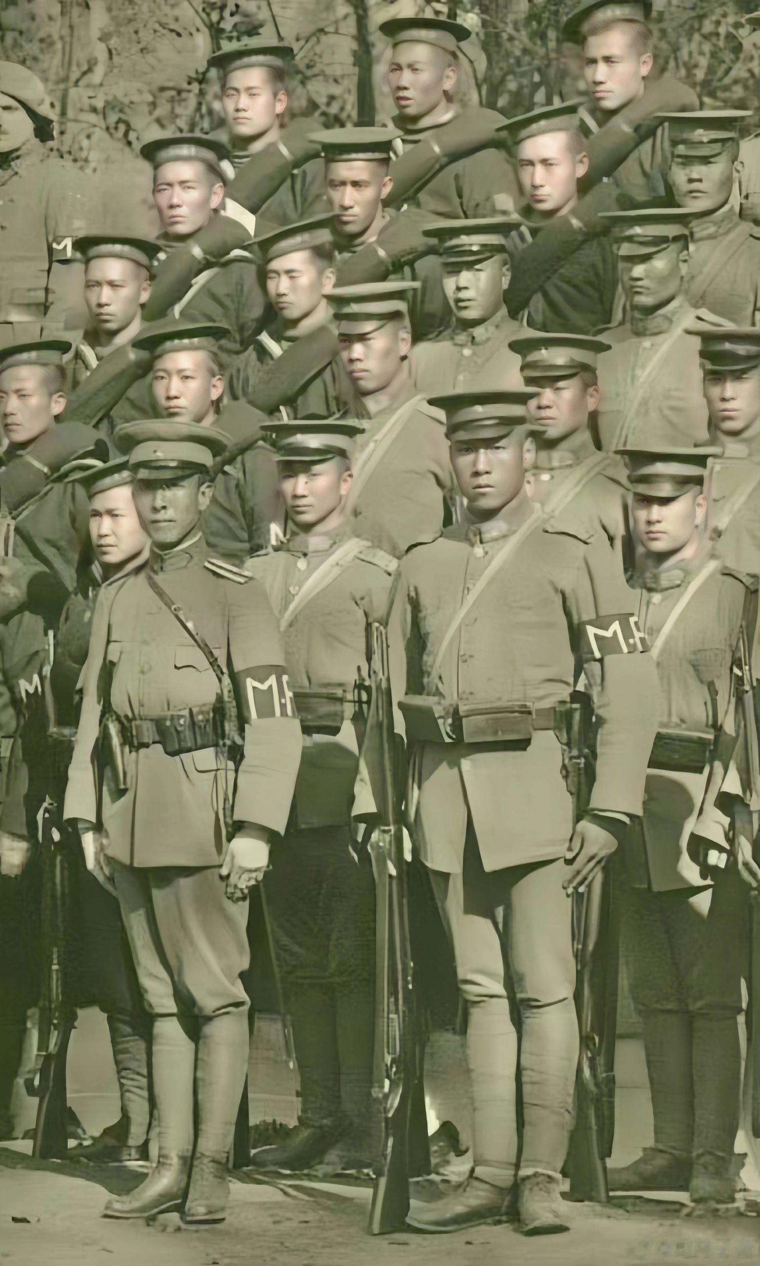 1918年的北洋政府军人，和我们想象中军阀部队里的士兵完全不同！只见照片中所有军