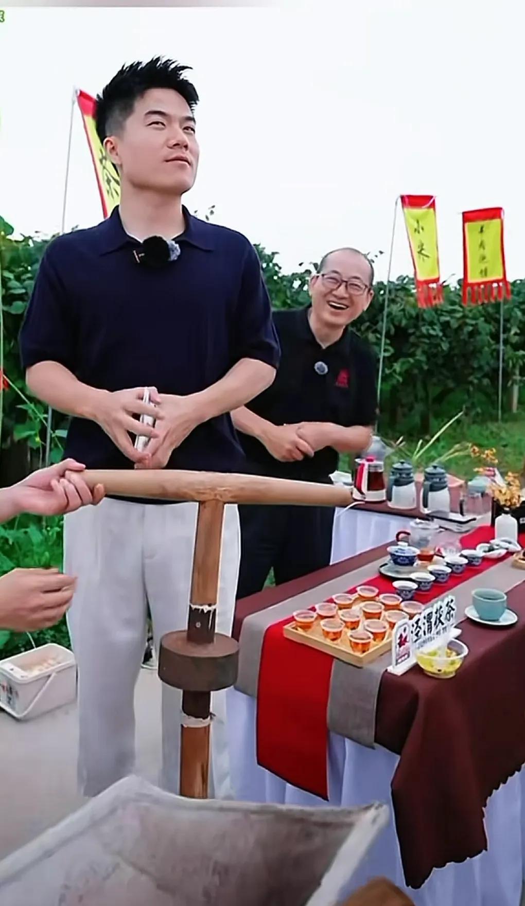 有趣的灵魂万里挑一！
宇辉眉县猕猴桃溯源，站在一个平台上，顿时精神了，感叹原来你