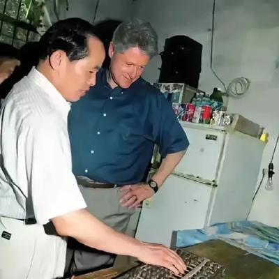 1998年，克林顿访华的一个重要议题，便是探讨是否让中国加入世贸组织。尽管当时中