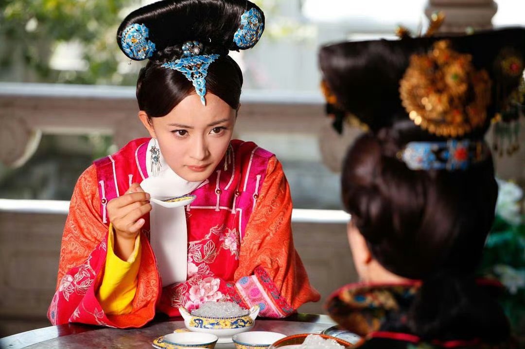 杨幂《宫锁心玉》剧照，虽然脸一模一样 服装发型也相似，但是一个眼神就能分清晴川和