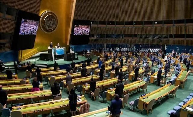 耿爽举起手指：美国可以，中国就可以。 2025年7月31日，当美国代表再次指责中