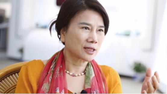 一次， 董明珠罚部长1000元，部长火冒三丈，跟董明珠对着干，扔出一叠钱：“这里
