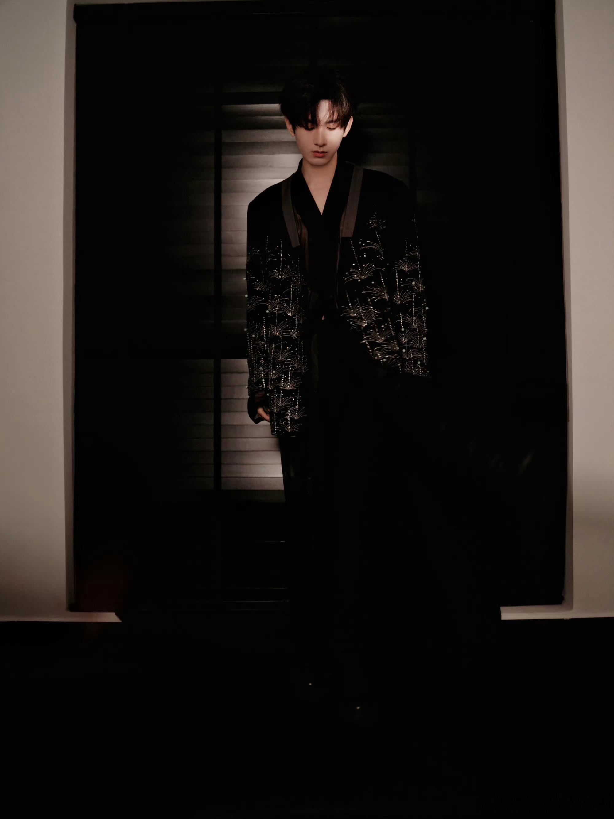 N成毅卢云cy成毅成毅，站在光下总是会有阴影，但是我们都相信你一定能突破阴影限制