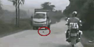 这就是所说的飞来横祸吧，开车的和骑车的都没想到会发生这样的事，这起事故应该谁来负