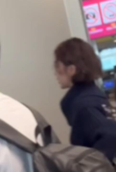 吴宣仪晒短发造型.吴宣仪剪了短发 这张路人拍的也是挺帅的