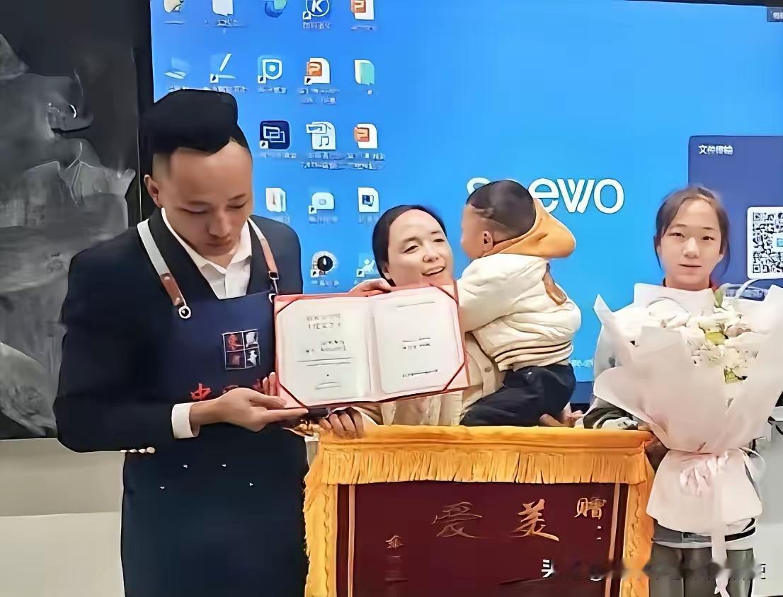 近日，贵阳一则暖心事件迅速刷爆网络：一名3岁男童走失，正当大家焦急万分时，一位1