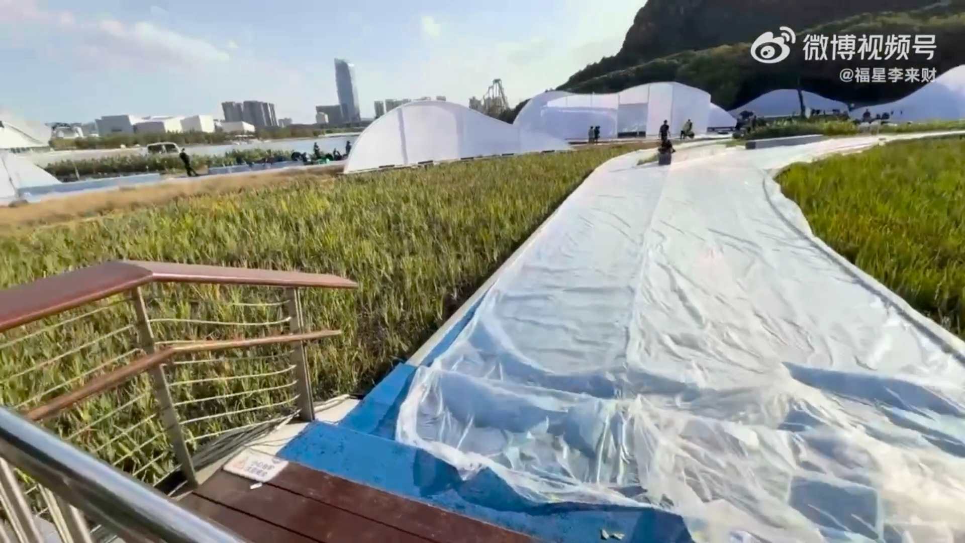 VOGUE游园蓝毯 蓝毯首秀来了！VOGUE游园蓝毯打破常规，蓝调底色配上游园场