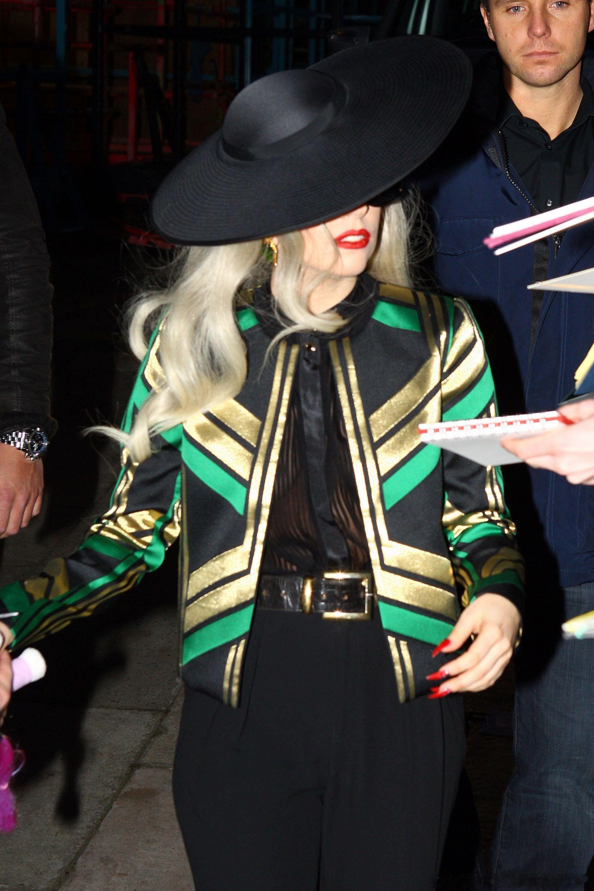 2011年Lady Gaga 在伦敦街拍，身穿Gucci 2012春夏系列，金发