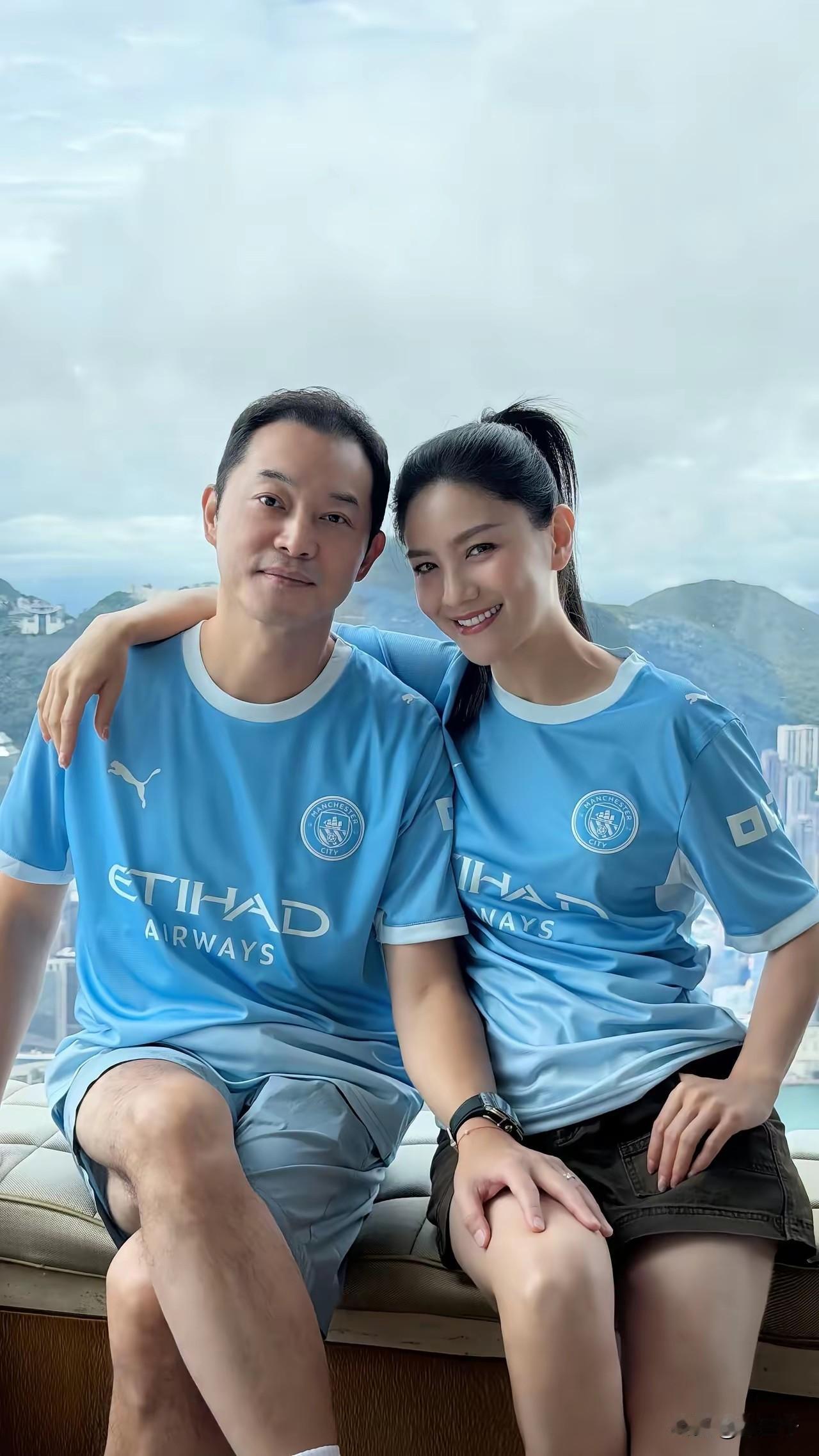 沙溢，你这只手略显牵强了。
 
同框合影不经意的小细节，一眼就被捕捉到。明明画面