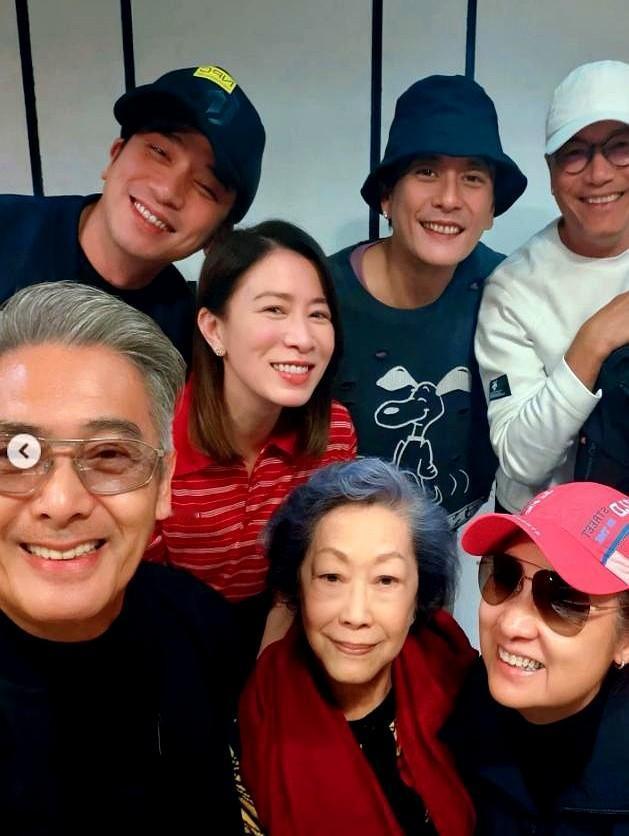 谁能想到，让视后佘诗曼激动到“内心放烟花”的，只是一张自拍。

大年初七，她终于