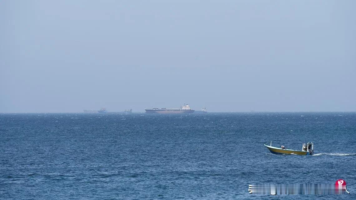 规矩立下了！伊朗伊斯兰革命卫队海军司令部17日晚甩出霍尔木兹海峡三条硬规——民船