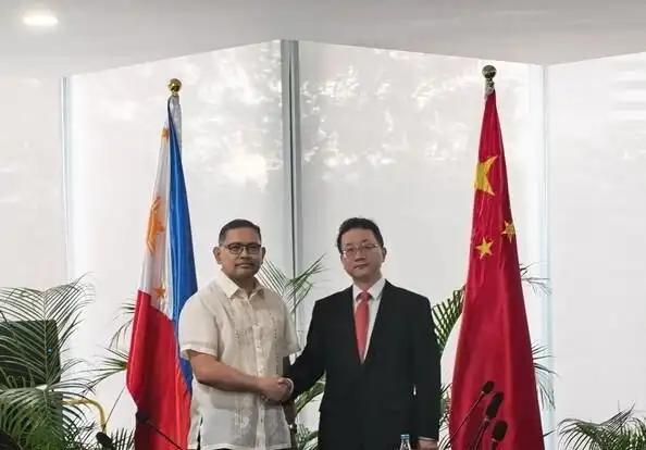 关于菲律宾问题，这几天确实发生了很大变化，菲律宾确实被我们镇住了！他们开始转向，