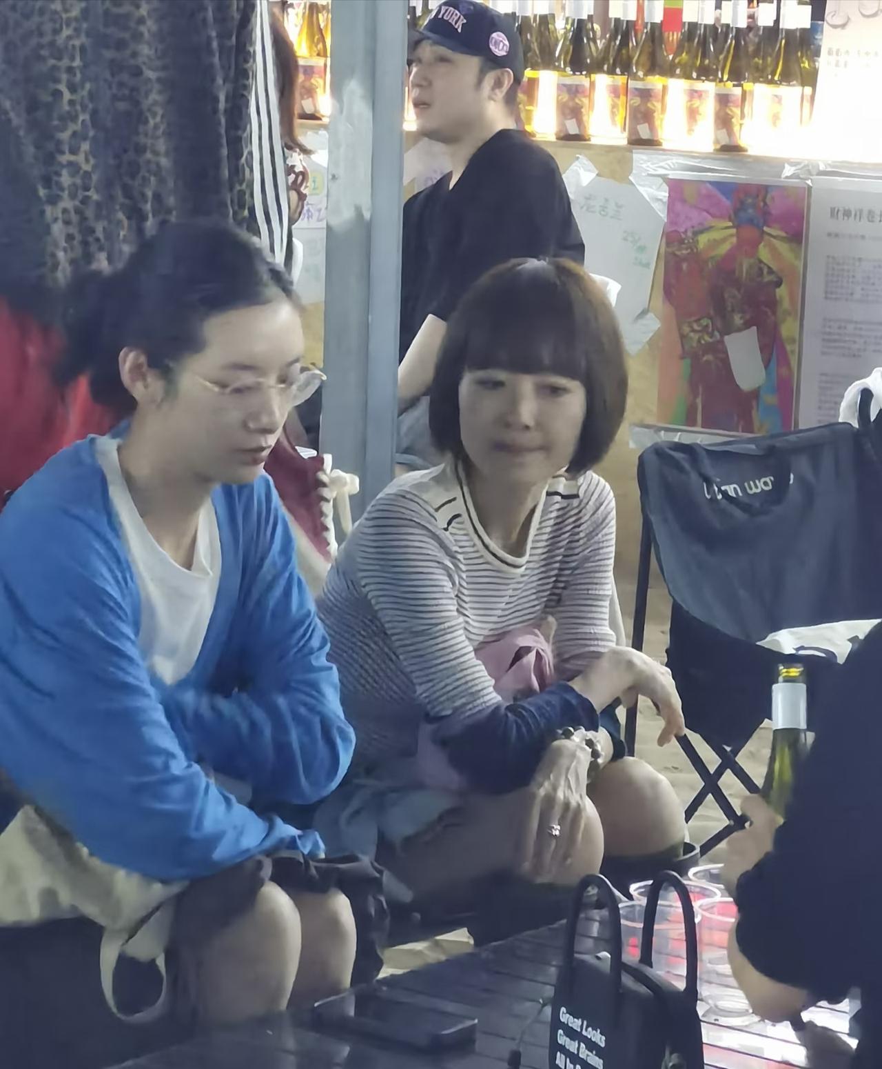 鲁豫坐在阿那亚的一家小吃摊上，
齐刘海短发，
条纹T恤配长筒靴，
时尚又减龄，