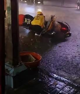 成都，一个29岁的小伙点夜宵，快一个钟头没送到，突然骑手打来电话，带着哭腔说：“