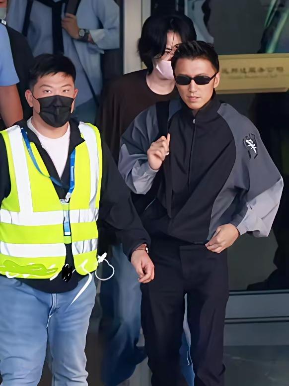6月25日，谢霆锋、王菲机场并肩路透引爆热搜，网友热议两人视觉身高差，却很少看懂