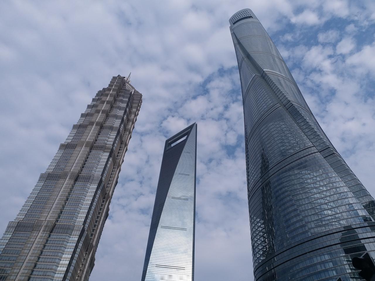 高楼万丈入云端，气势恢宏震九天。