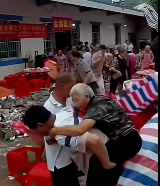 喜事变惨剧，一场升学宴夺走五条人命。
本来是一件大喜事，孩子考上大学，家里摆上酒