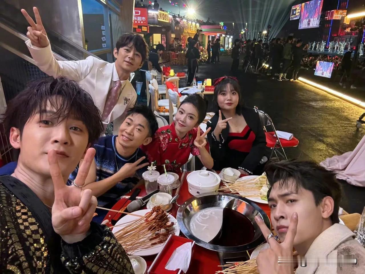 檀健次有点大意了！同样的照片，杨迪发的是原图，檀健次发的是美图，看看这皮肤，看看