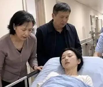 江西一女子病逝，未婚夫垫付 30 万治疗费，办完丧事准备离开，但女方父亲却递来一