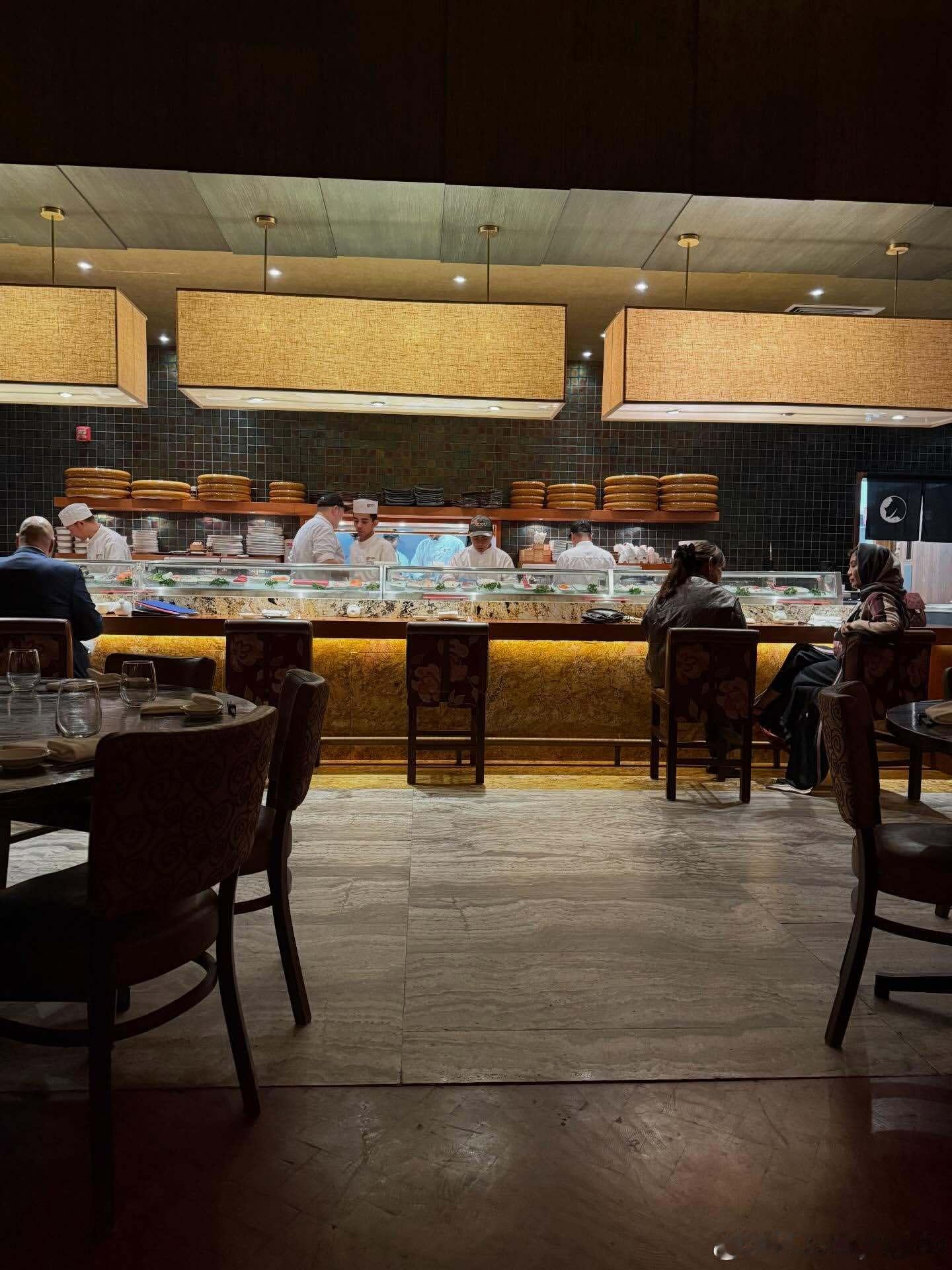 罗伯勒斯和双打搭档肖瑶茜在多哈一起去吃寿司🍣（这俩人怎么这么像p进图里的