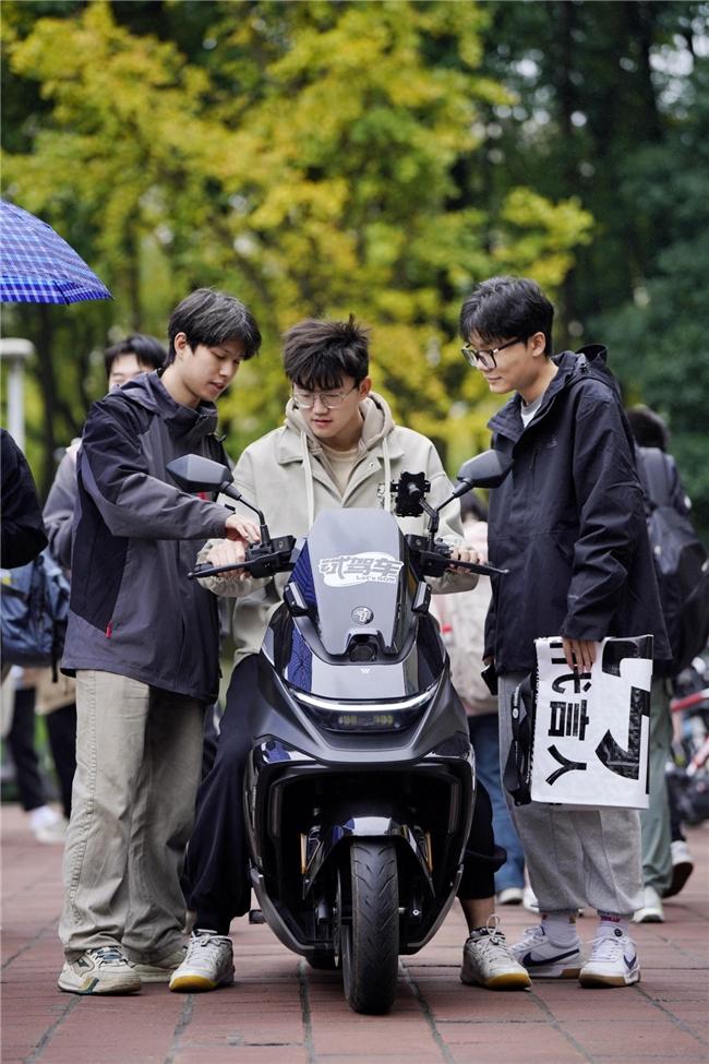 80后上大学，生活费500块能活一个月；90后涨到1500，开始攒钱买二手电动车