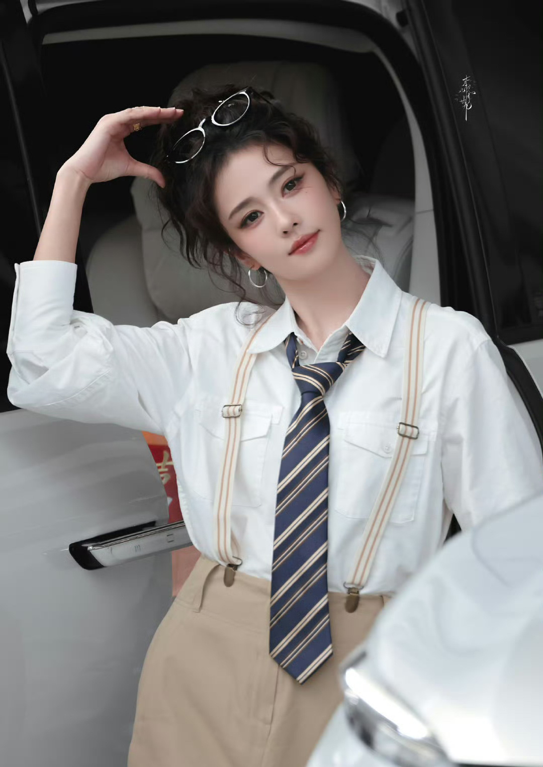 白鹿奔跑吧卷发高马尾路透，美飒港风女神！