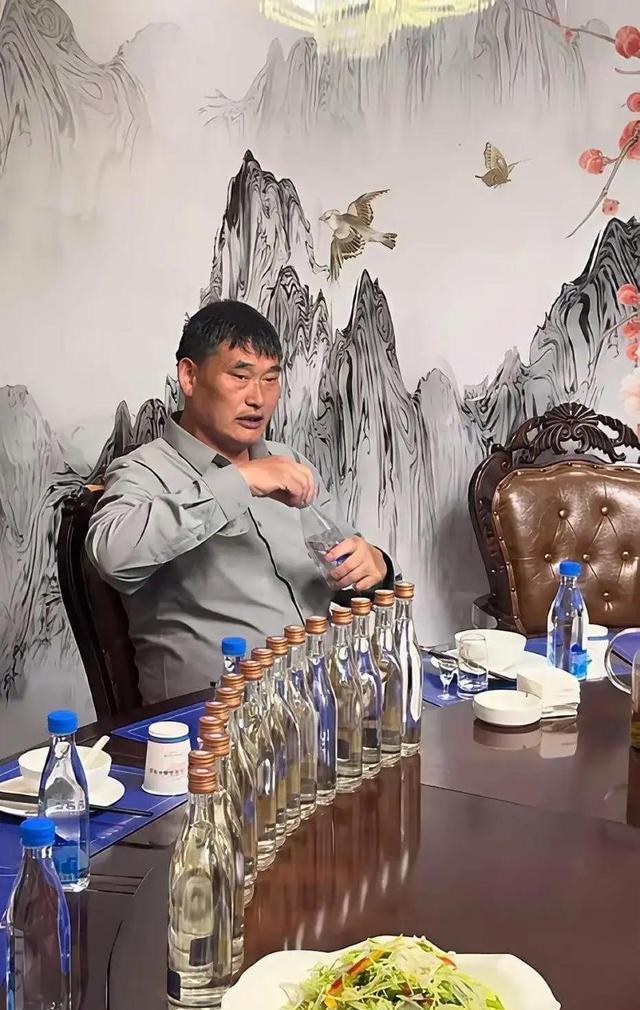 朱之文6月份在山东临沂演出完，主办方请他喝几十块钱的光瓶酒、吃最普通的家常菜，这