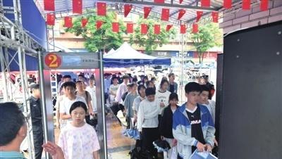 【逐梦中考】6月20日，咸宁实验外国语学校考点，考生们有序进行安检进入考场。
据