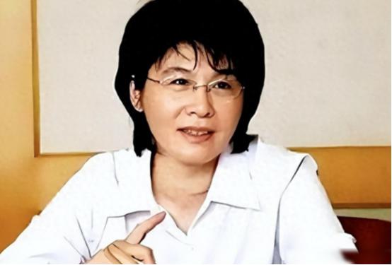 她是乔冠华的千金，在家却受尽委屈，母亲走后父亲再婚，继母处处给她下绊子，就连继母