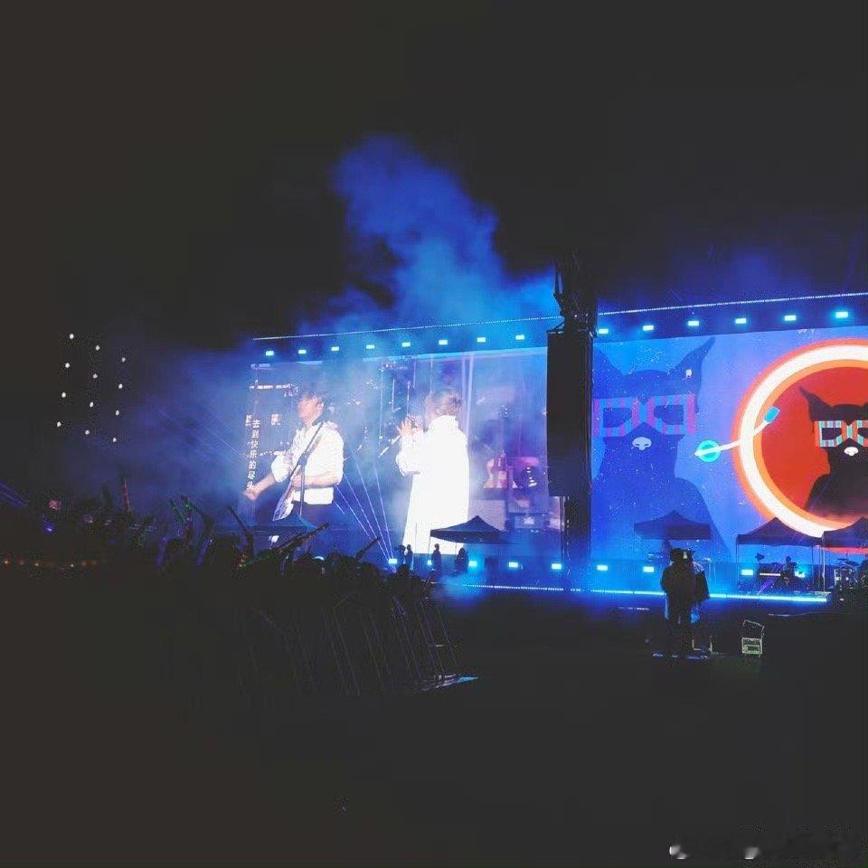 水木年华线下请粉丝吃烧烤实名羡慕广州的小伙伴！水木年华巡演后请吃烧烤，边撸串边合