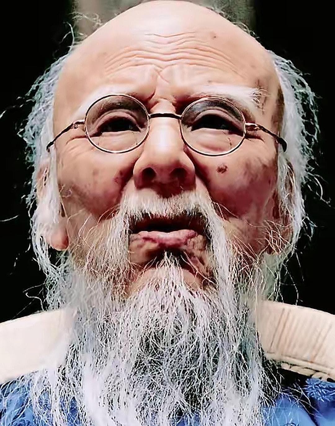 1953年，有人花2块钱向齐白石求画，齐白石只画了2片咸鸭蛋，对方陪着笑脸：“有