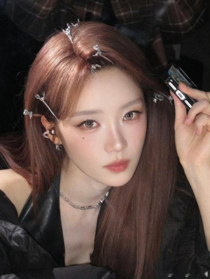 张月回应重登舞台再次拥有舞台便拼尽全力，张月的这份决心，让观众狠狠期待住了。乘风