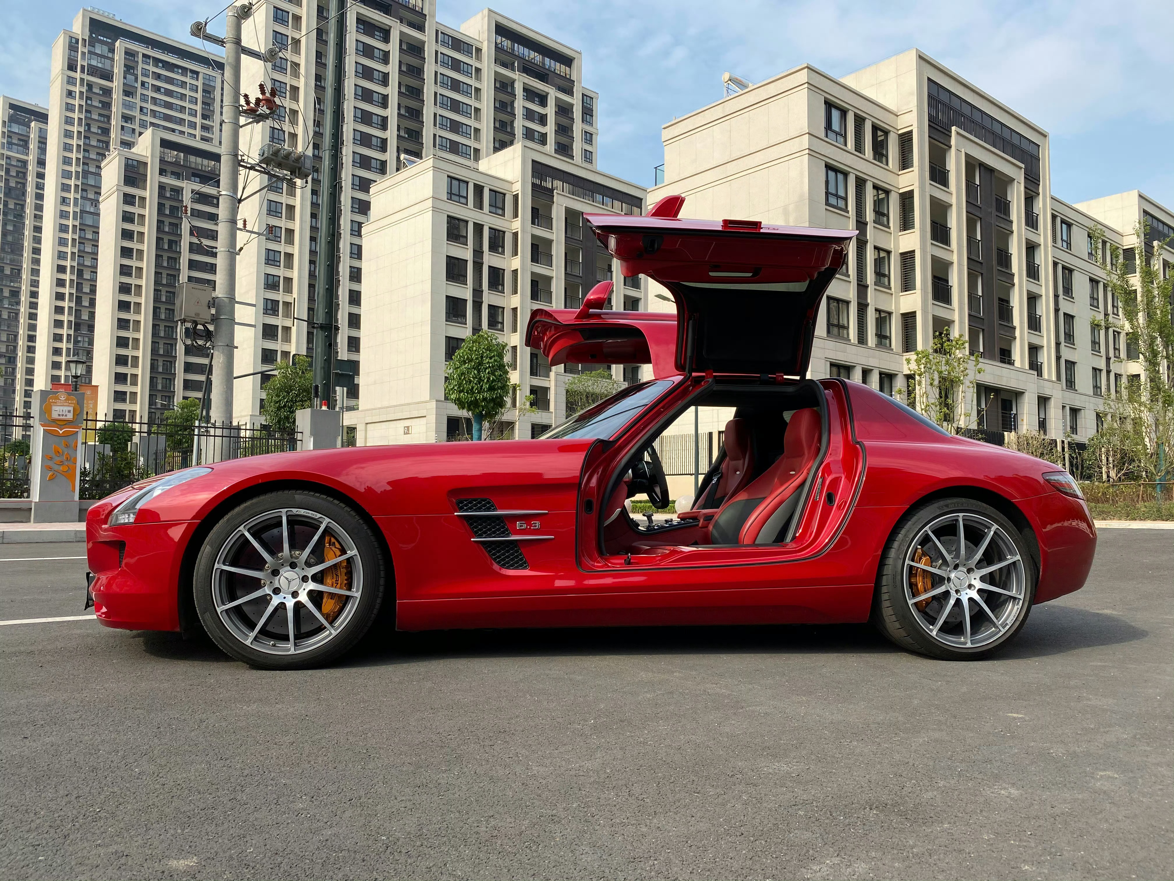 目前100多价位的奔驰、SLS AMG 应该是最值得购入、值得长期持有的一台车？