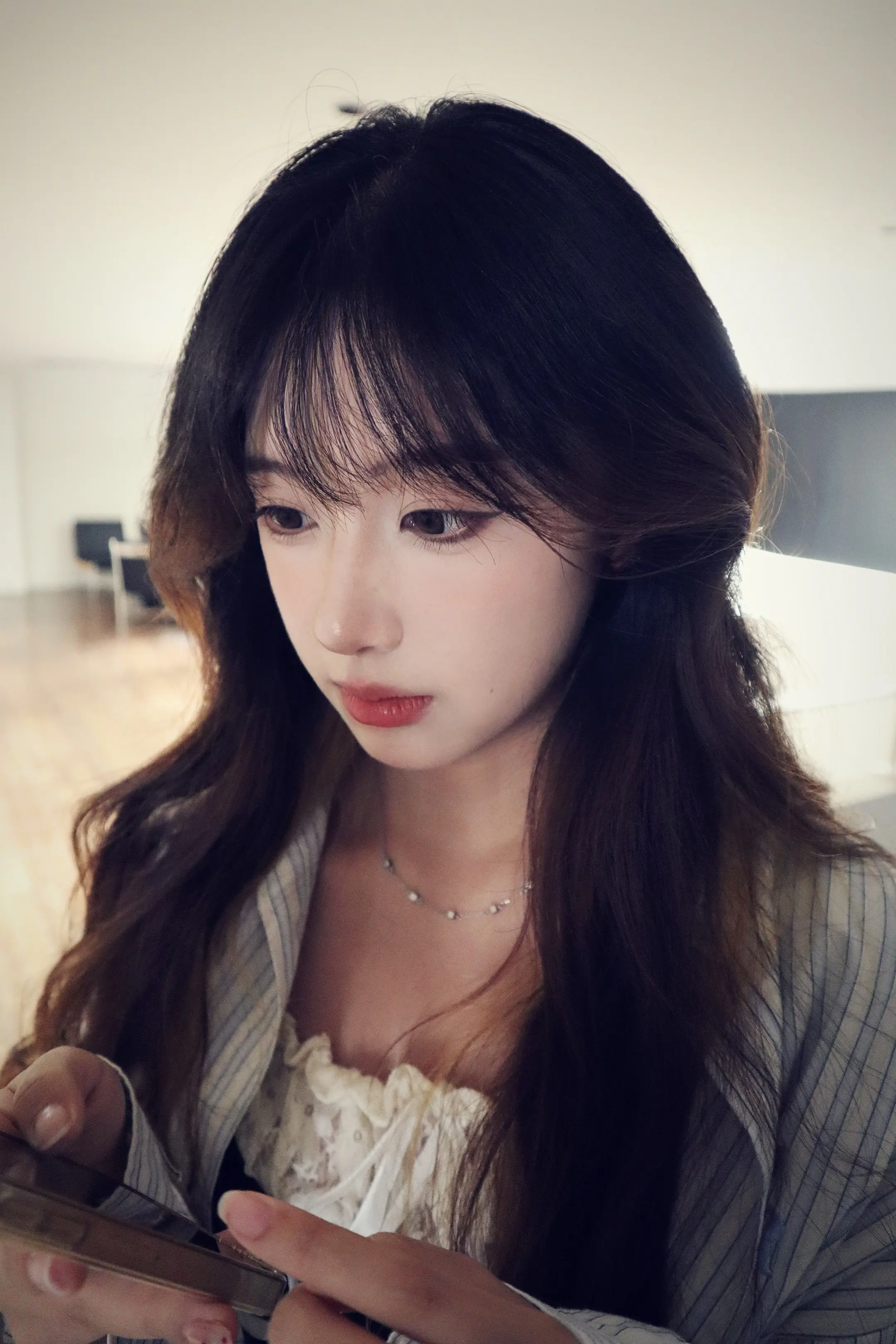 信任是张纸 你揉皱一次 我熨平一次 直到它薄的再也经不起一滴泪的重量