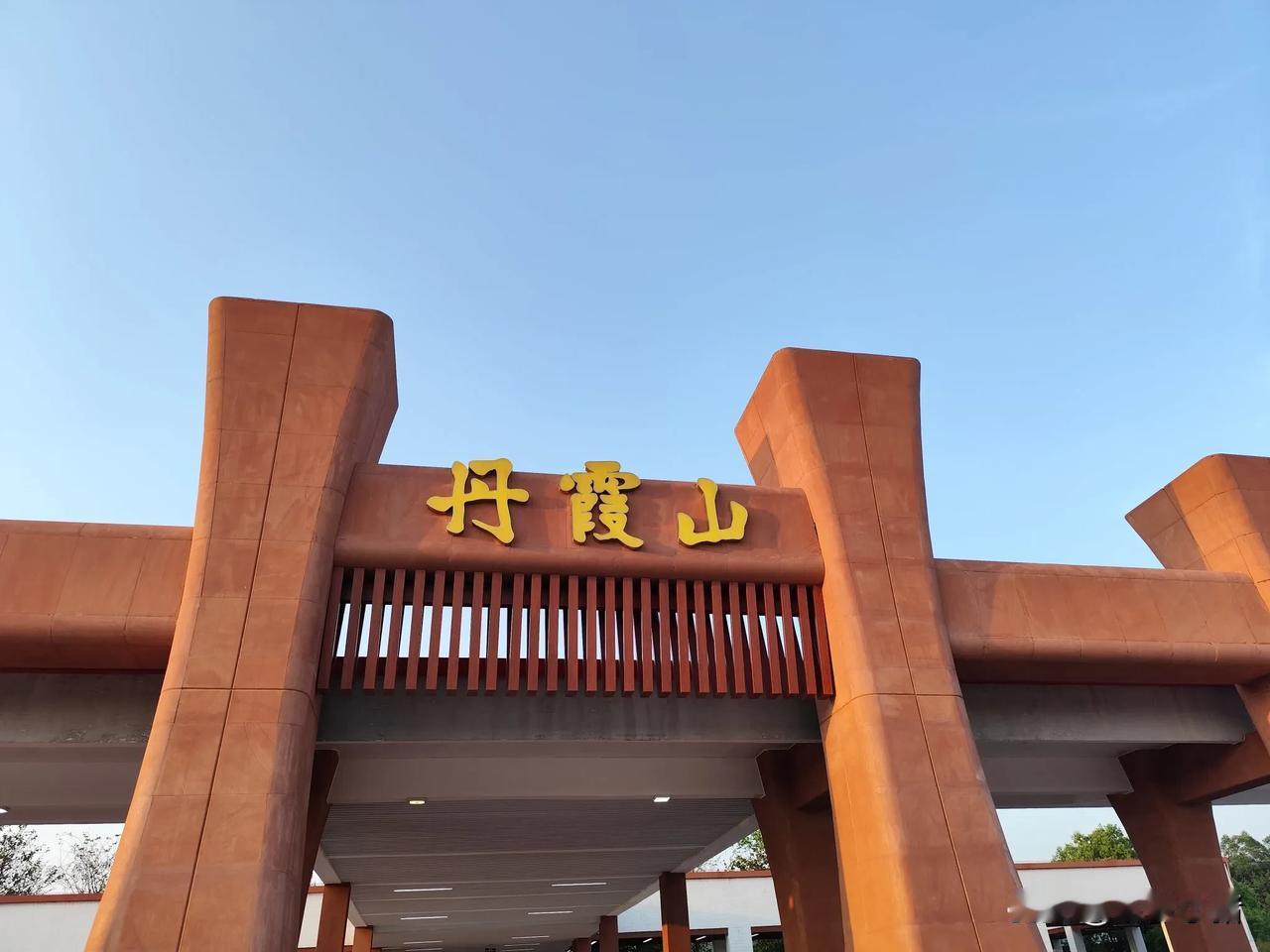 丹霞山服务区颠覆了我对高速驿站的刻板印象。
保持干净整洁的同时，花心思做了很多风