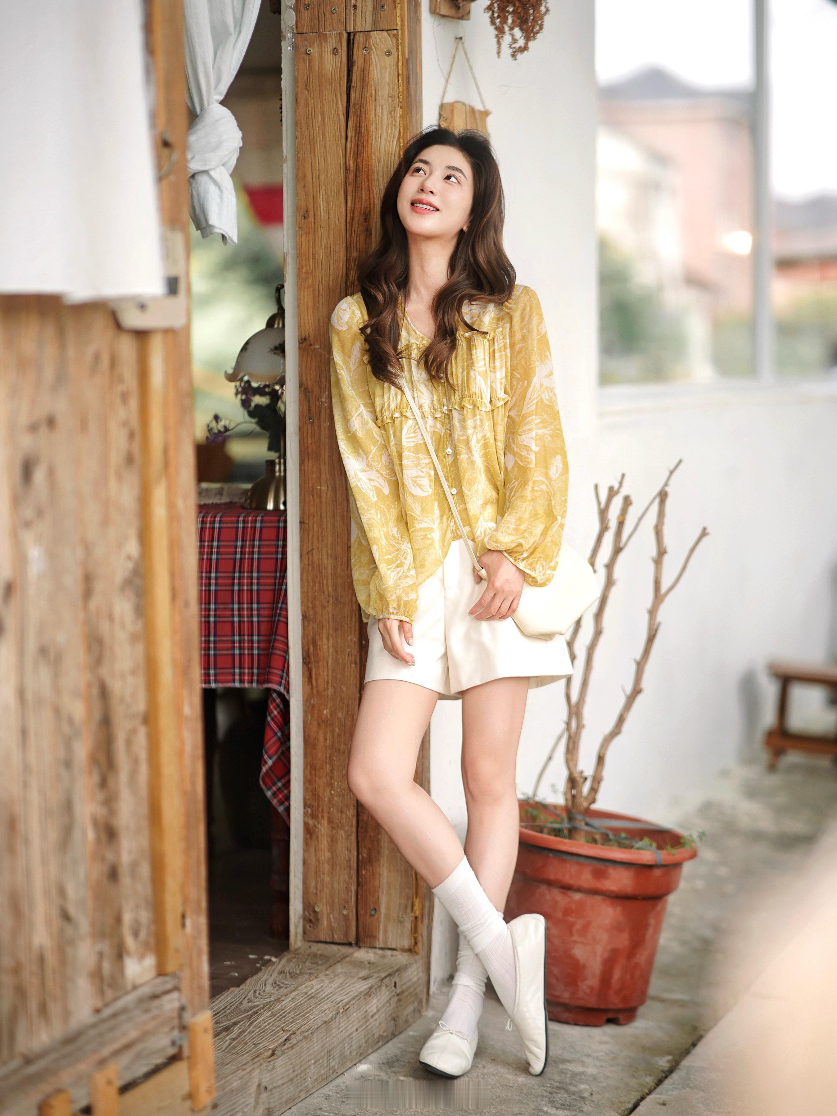 吸睛度max的小衫！100真丝+浅浅黄印花是明媚夏天最好的代名词吧！ 