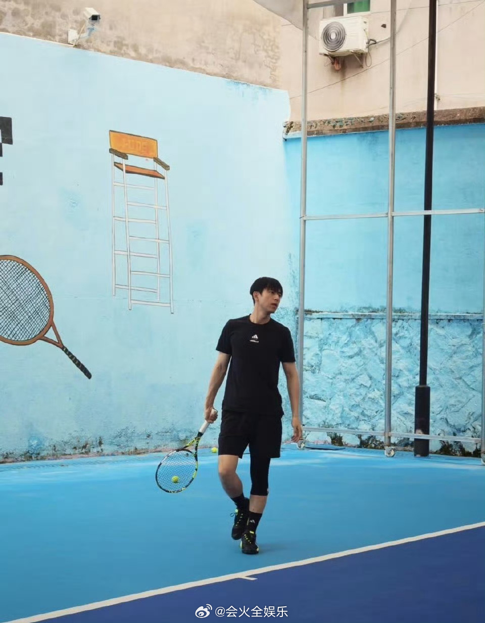 好有活力网友偶遇李现打网球网球场偶遇李现