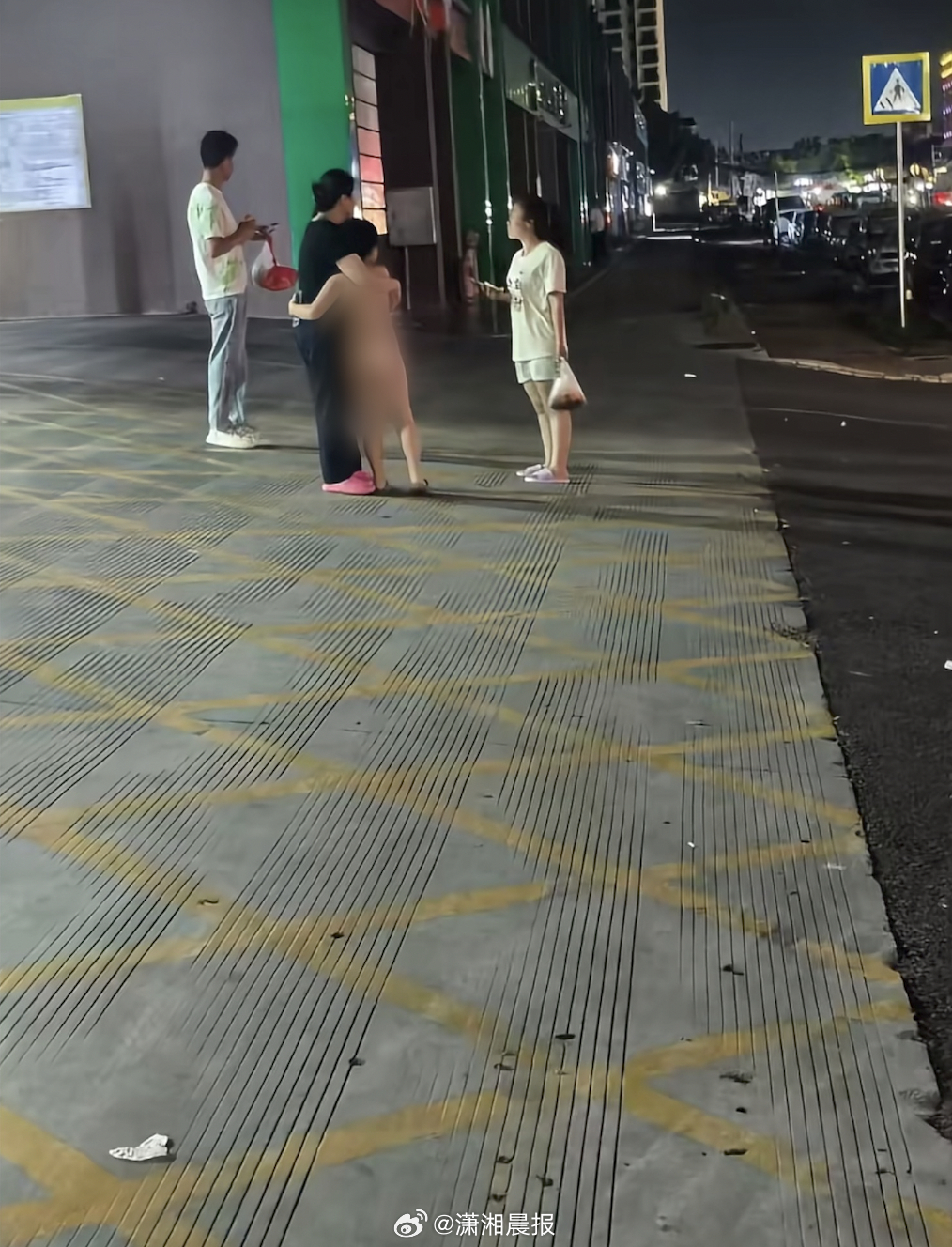 【#亲历者自述柳州地震细节#】#地震亲历者称当晚有很多人睡在车里#据中国地震台网