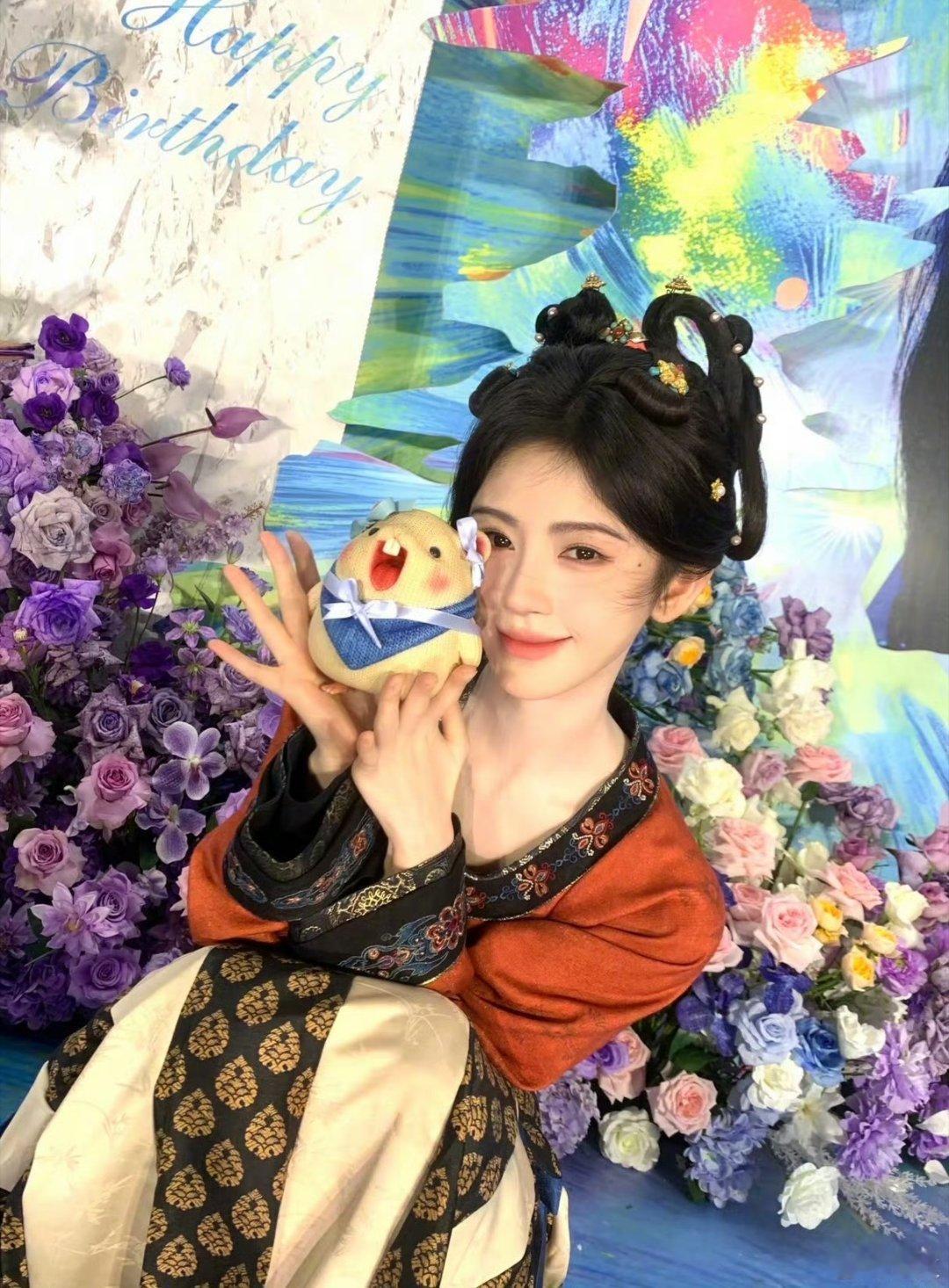 🍊鞠婧祎姜黎非 🍊鞠婧祎千香 “春季的邂逅，在盛夏是一曲浪漫的诗” The 