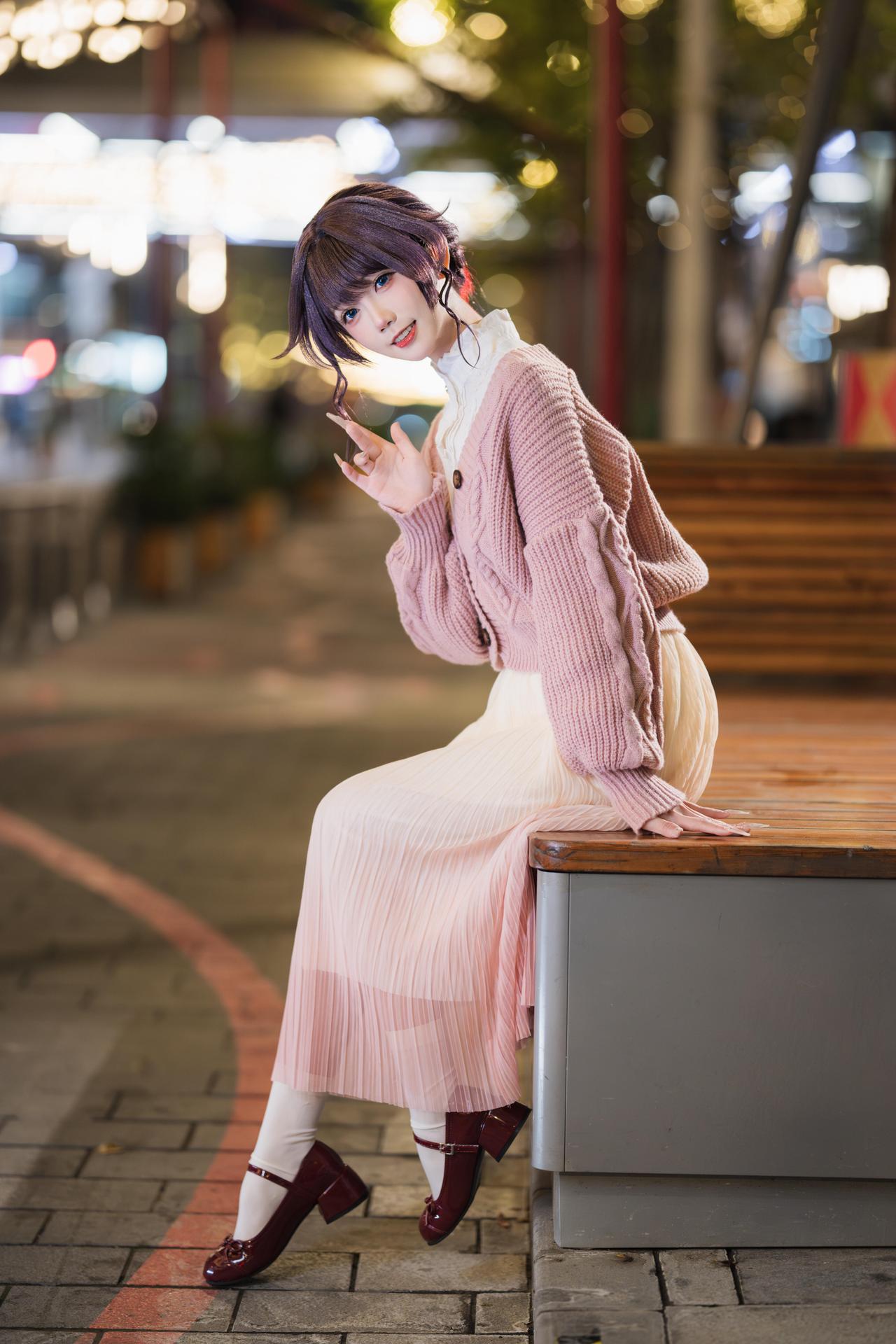 甜美少女风，粉色毛衣搭配白色长裙，元气满满！💖✨