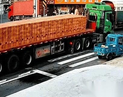 一条命，就这么在眼皮子底下没了。
最可怕的是，大车司机根本就不知道。
真的，一个