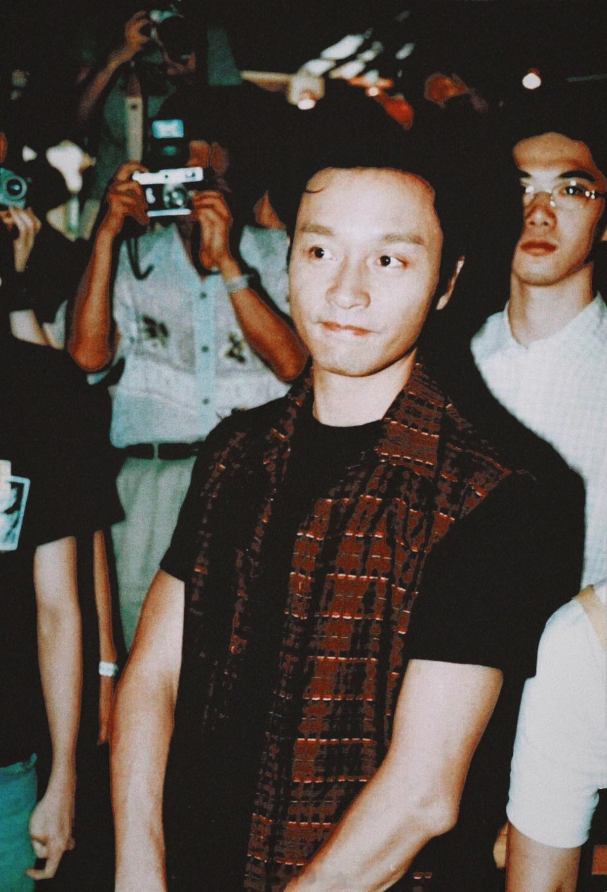 张国荣[超话]搭乘花絮去幕后 中秋🌕限定豆沙红，甜甜的Leslie——2000