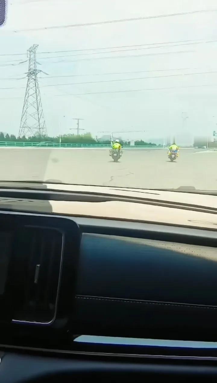 7月10日，两名济南交警为了全力抢救一位病人，开着摩托车以140~145公里/小