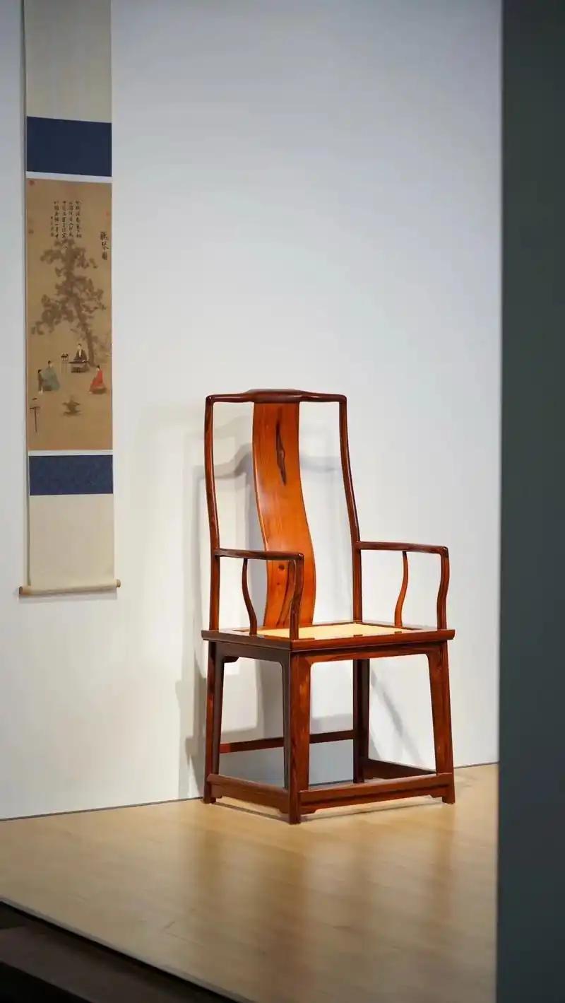 很多人觉得明式家具都锁在博物馆的展柜里，其实翻开古代绘画，就能撞见数百年前的雅致