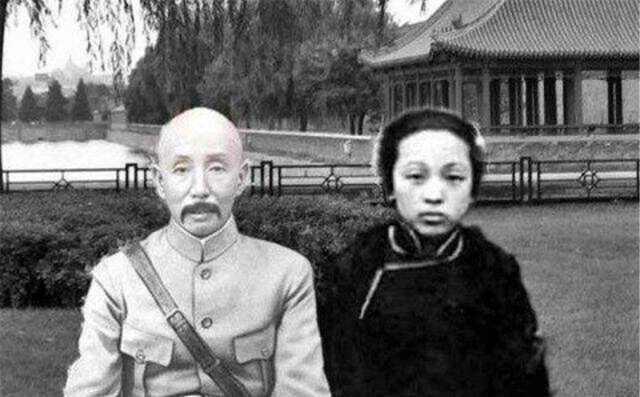 1891年，16岁的张作霖落难乞讨，孙寡妇看中了他，解开衣扣，掏出一块腰牌给他“