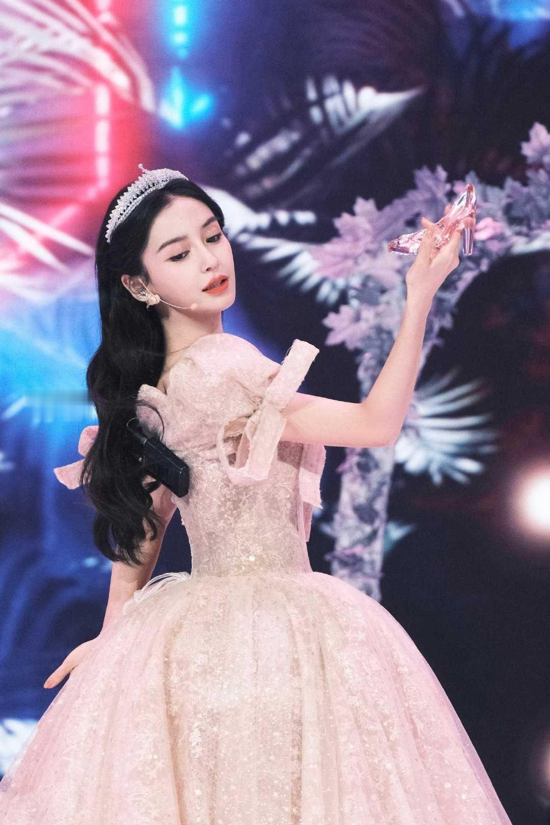 angelababy angelababy 像云追着风，不问所起；像雨贴着地，情