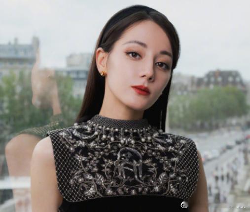 #迪丽热巴看秀look# 哇被迪丽热巴这套看秀look美呆了！无数次别迪丽热巴的