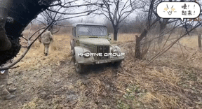 乌军装备奇缺，不知从哪里淘出了老嘎斯，反正能开动就拉到前线，欧美的装备实在不够用