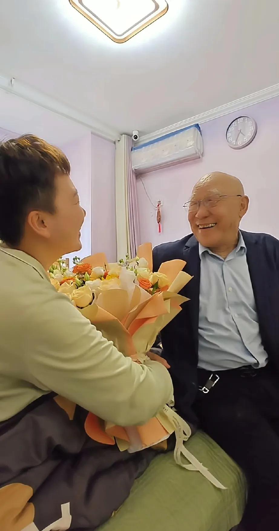 相差半个世纪的婚姻！
两个人相差了整整50岁。
女方还是大学生，20多岁因为一场
